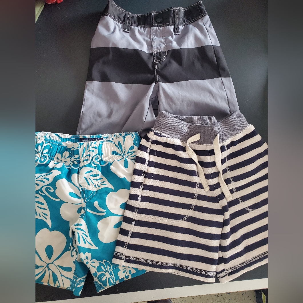 Shorts Size 4t Boys , 2 Swimming Shorts , One Sweats Like Material Athle